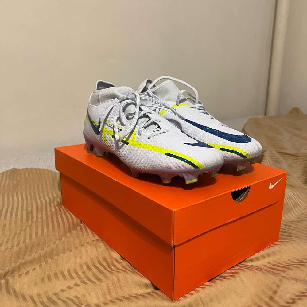 Men’s Nike Phantom Soccer Cleats Size 11.5 WORN ONCE